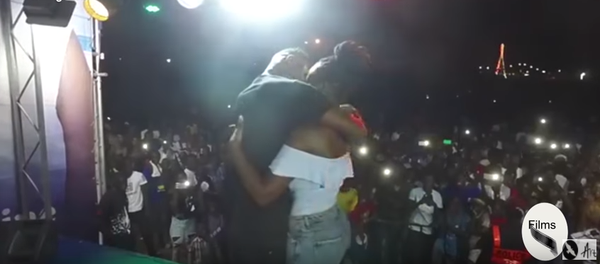 Vidéo : Dip Doundou Guiss embrasse Nailah en plein concert ! Regardez !