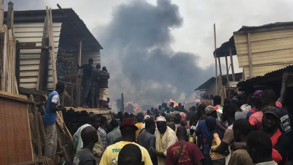 (05 photos) Le violent incendie qui a ravagé un quartier commerçant de Pikine