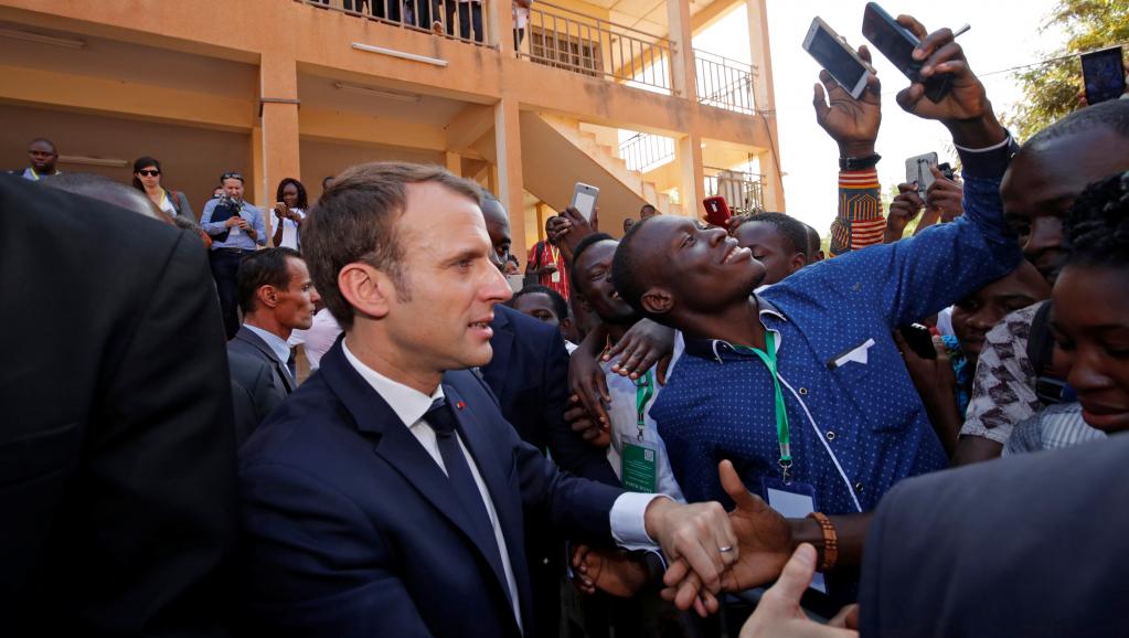 Arrêt sur image: les burkinabés s’arrachent des selfies avec Emmanuel Macron