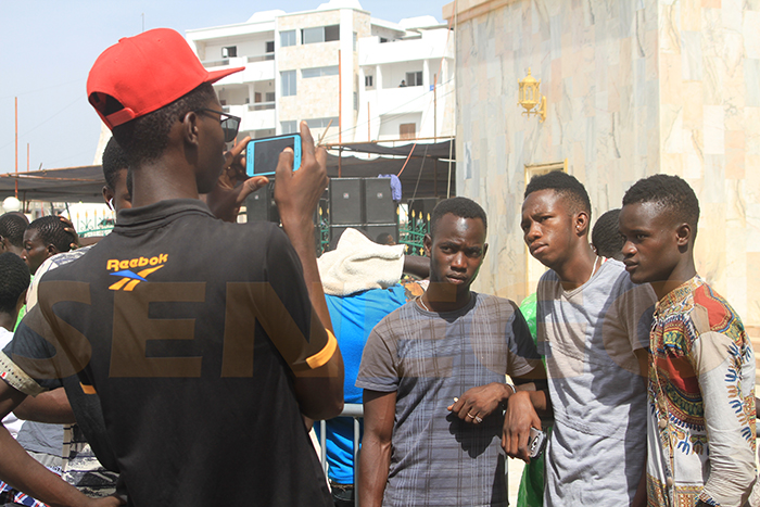 Gamou 2017 – Insolite : Quand les jeunes font leurs selfies devant les mausolées