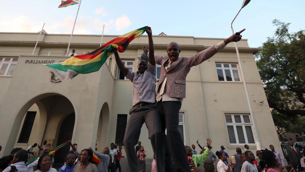 Au Zimbabwe, la Cour juge légal le coup de force de l’armée