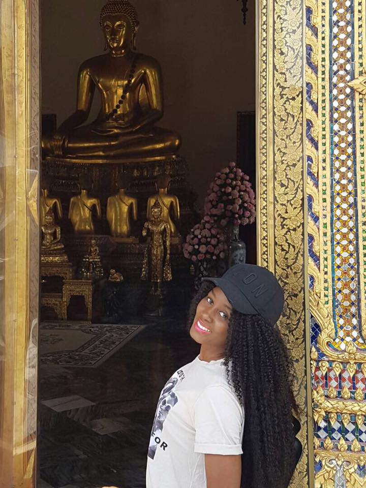 (05 photos) : Queen Biz fait sensation dans les rues de Bangkok