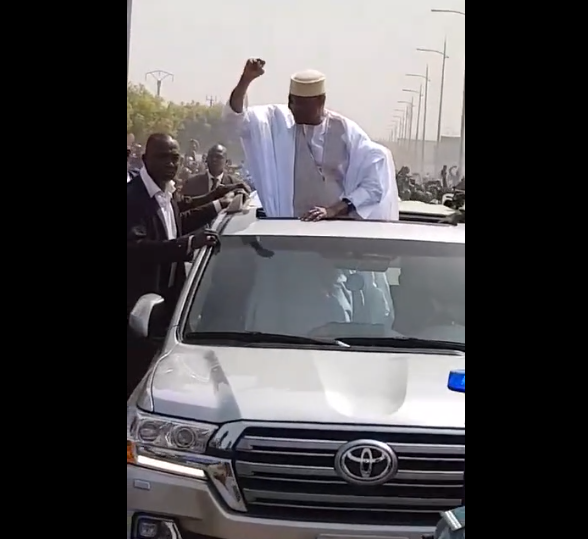 Vidéo – Dans les rues de Bamako, le retour triomphal de l’ex-président ATT