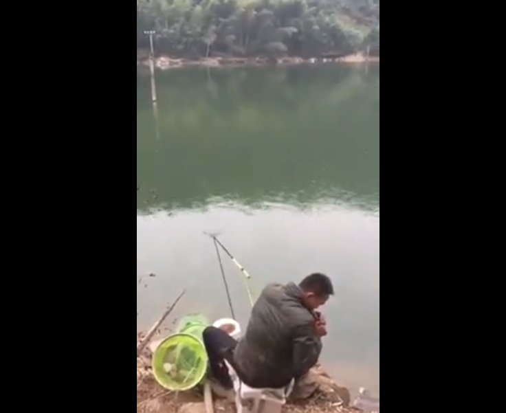 Vidéo – insolite: Ce pêcheur choisit le pire moment pour s’allumer une cigarette – Regardez.