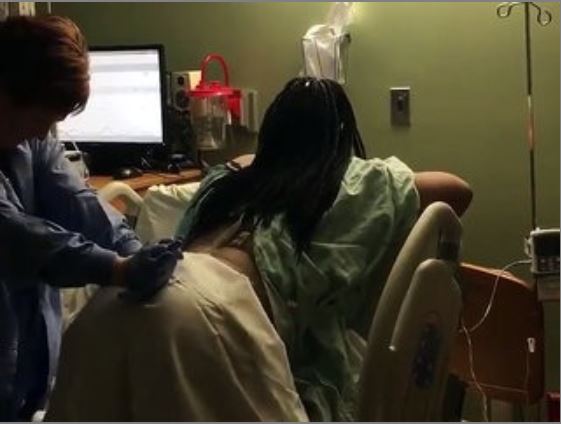 Vidéo: La sage-femme la fait twerker en plein accouchement pour aider le bébé à sortir – Regardez.