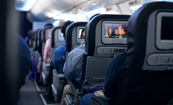 Vidéo: Elle menace de tuer tout les passagers de l’avion – Regardez.