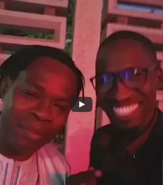 Vidéo : Demba Guissé apprend Baba Maal comment « snaper »