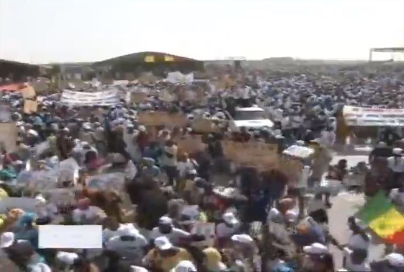 Vidéo: Des milliers de sénégalais à Diass pour célébrer le nouvel aéroport Blaise Diagne – Regardez.