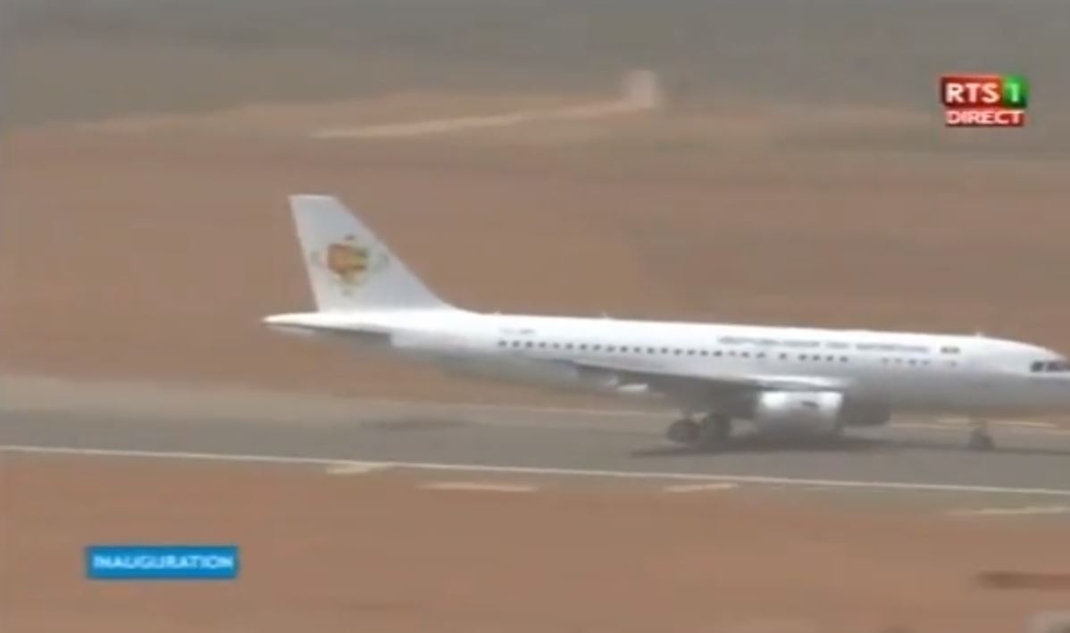 Vidéo – AIBD: L’avion du président Macky Sall atterrit et décolle en premier sur le tarmac du nouvel aéroport