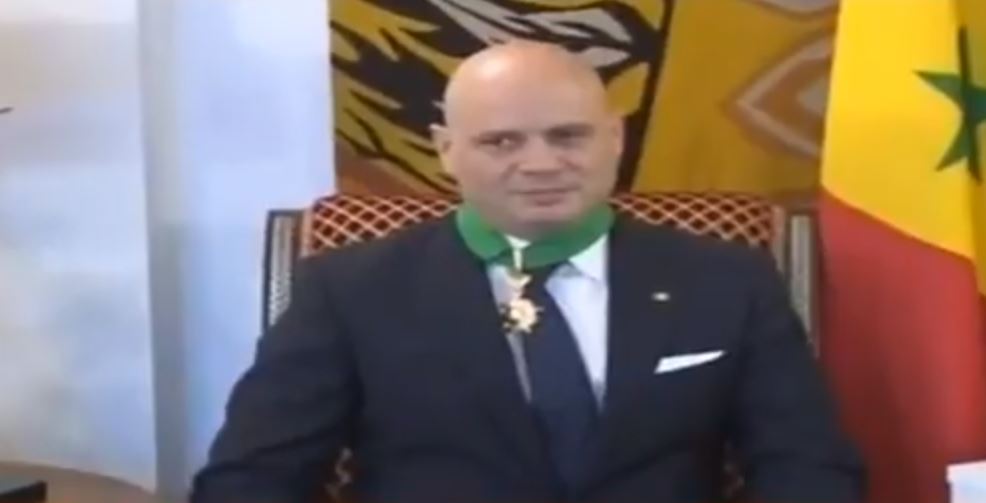 Vidéo: Le président Macky Sall décore le Dg de l’entreprise turque Summa qui a fini l’AIBD – Regardez.