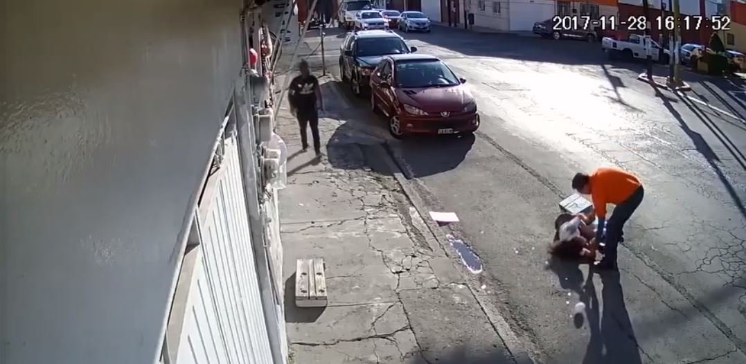 Vidéo: Cette jeune femme se fait projeter d’une manière spectaculaire au sol par un câble – Regardez.