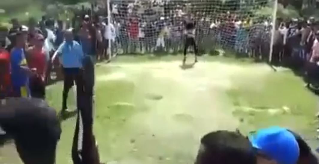 Vidéo: Des hommes armés mettent la pression à un gardien de but lors des tirs au but – Regardez.