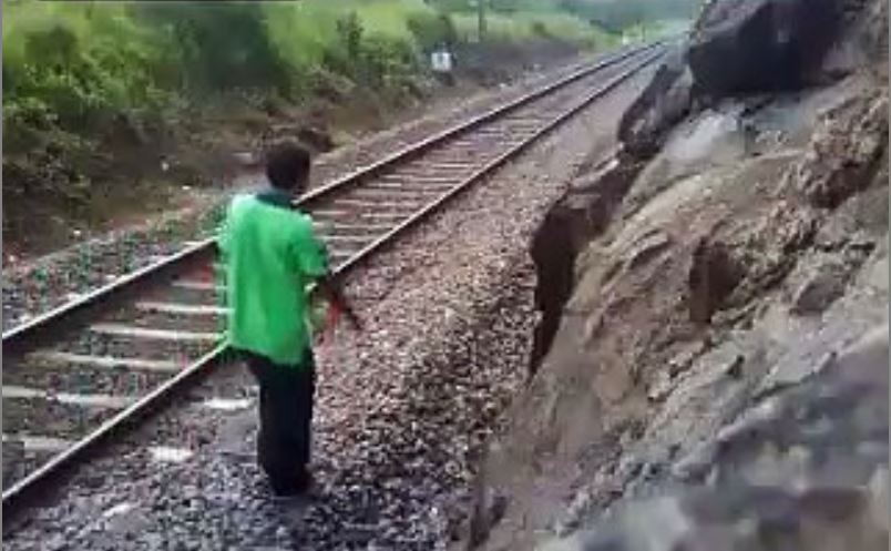 Vidéo: Il laisse un train lui passer dessus et s’en sort miraculeusement – Regardez.