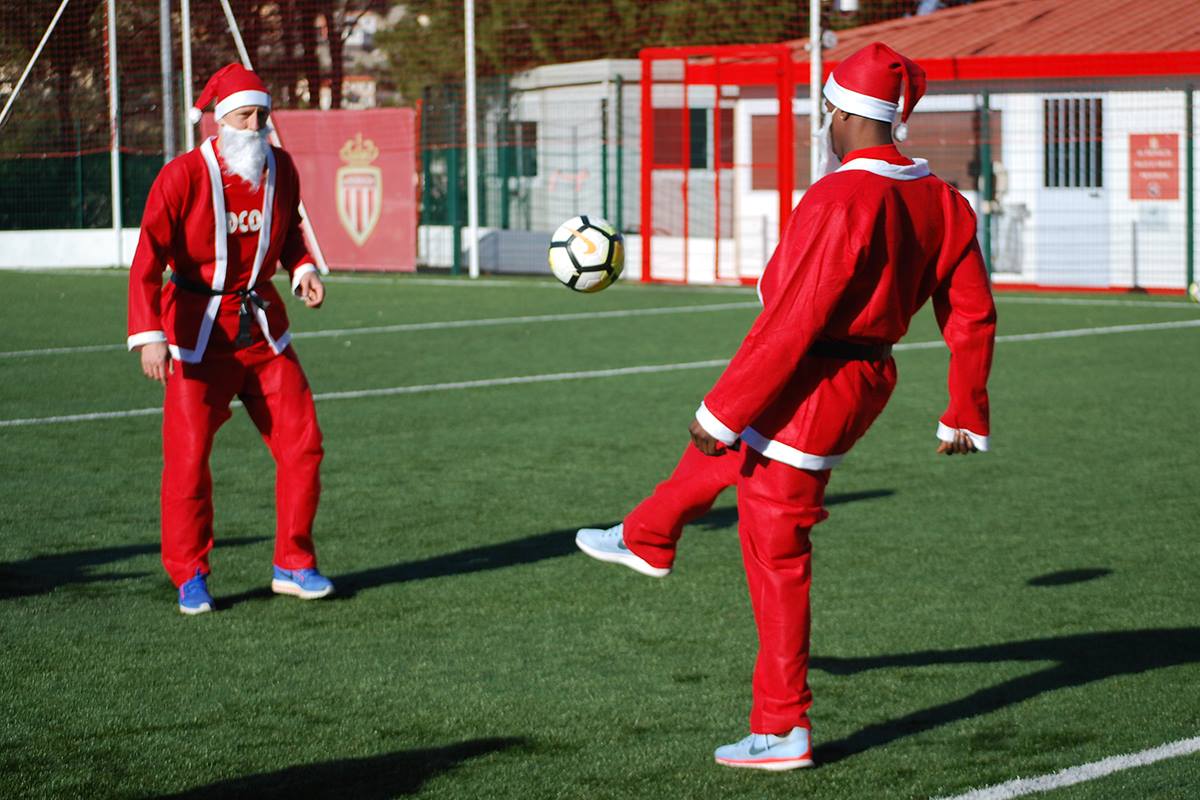 (05 photos) : Keita Baldé se déguise en père Noël et surprend les…