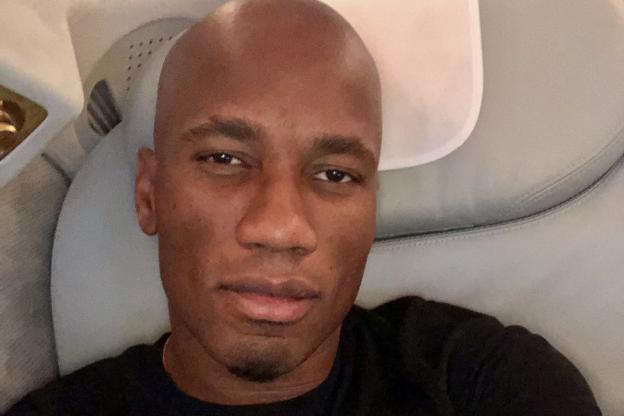 (02 photos) : Drogba se débarrasse de ses…