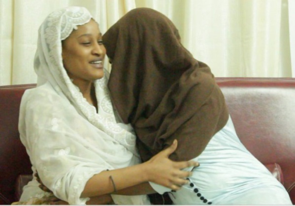 Vidéo: Esther et Khady réconciliées, la médiation de la fondation Keur Rassoul couronnée de succès – Regardez.