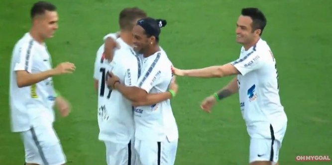 Vidéo : l’incroyable but de Ronaldinho à plus de 60 m des cages