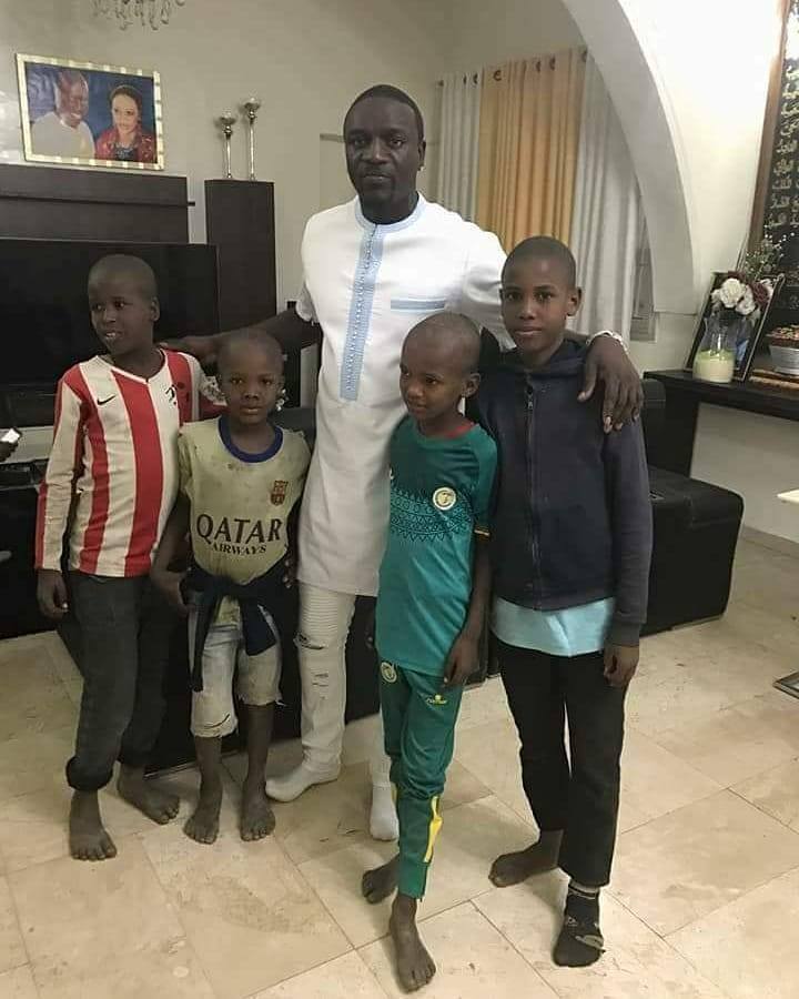 Arrêt sur image: Akon en parfaite complicité avec des talibés