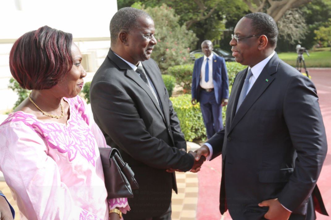 En images – Macky Sall réceptionne 40 ambulances médicalisées