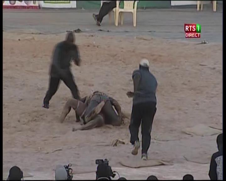 Vidéo – Lutte -Stade Amadou Barry: Le roi Alboury réduit en haillons Salagne -Salgane