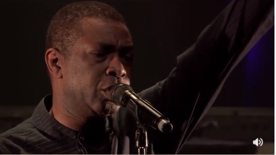 Vidéo: Youssou Ndour en larmes en chantant l’Afrique