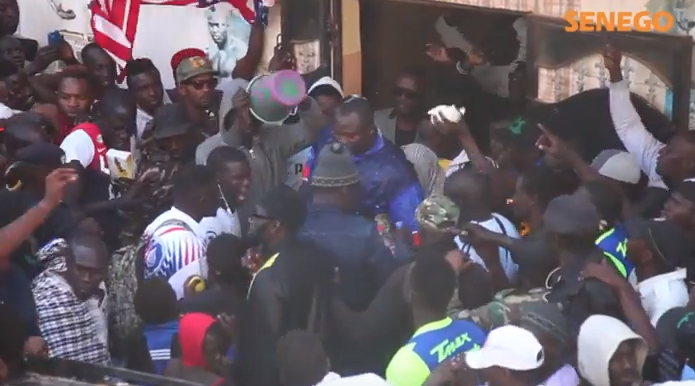 Senego TV-Lutte: Le départ de Modou Lô pour le stade accompagné par une foule en liesse