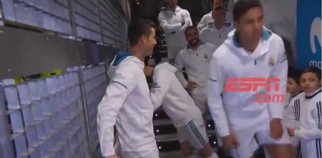 Vidéo: Une fillette se moque de Messi devant CR7, et provoque le fou rire chez la star du Real Madrid