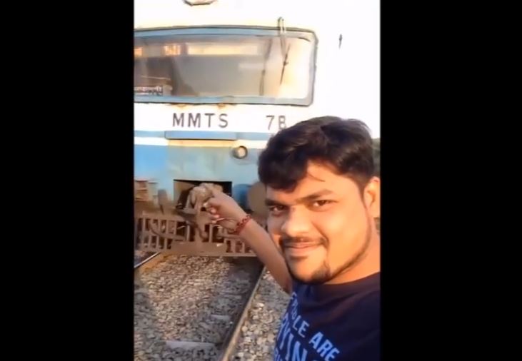 Vidéo: Il a la très mauvaise idée de faire un selfie avec un train qui roule à 200 km/h – Regardez.