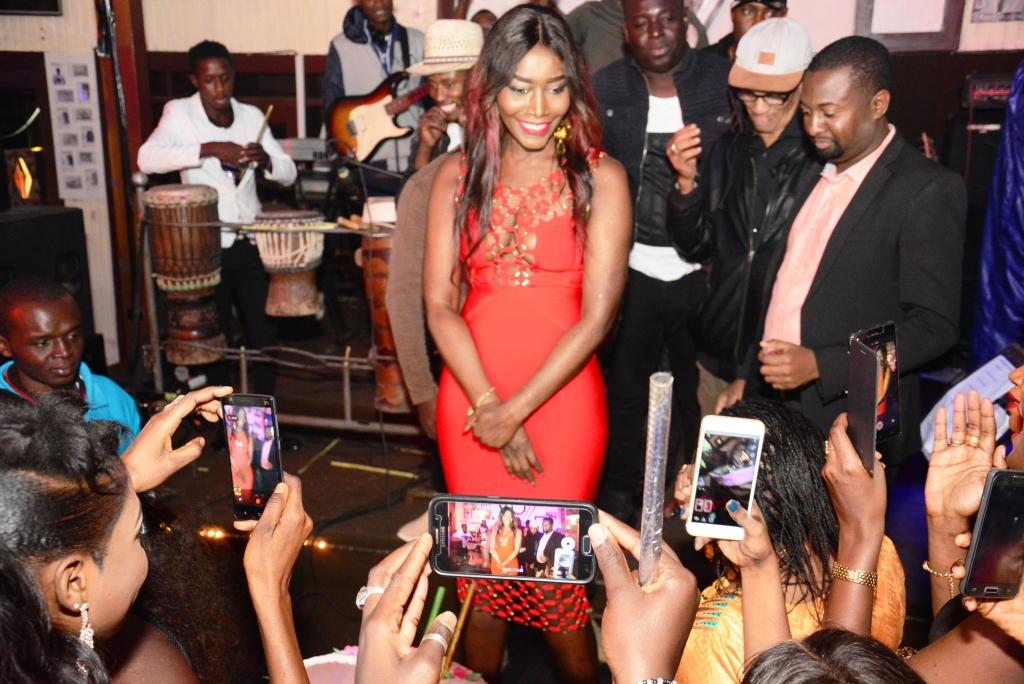 (06 photos) : Le décolleté de Coumba Gawlo attire tous les regards !