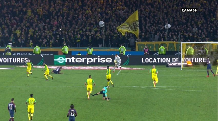 Regardez la tentative de tacle de l’arbitre Tony Chapron sur Diego Carlos lors de Nantes vs PSG