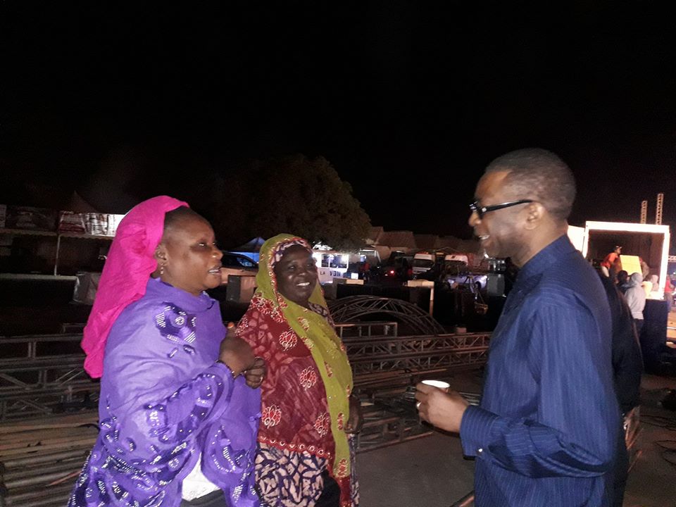 (06 photos) : Youssou Ndour partage les moments complices avec ses fans