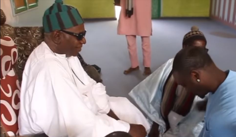 Vidéo – Touba: Akon, sa femme et son père présentent leurs condoléances à Serigne Sidy abdoul Ahad