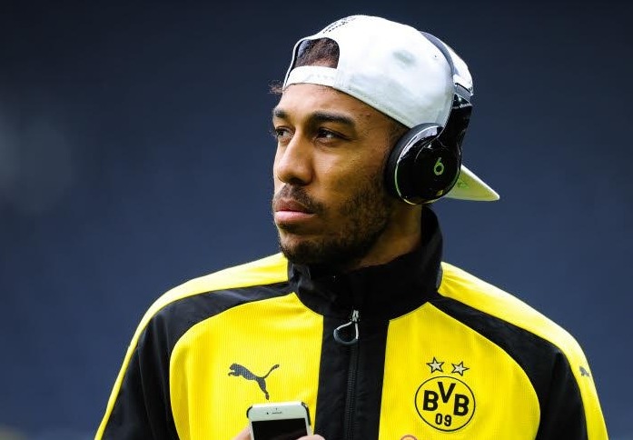 Le père d’Aubameyang traite la presse allemande de raciste et menace de faire transférer son fils