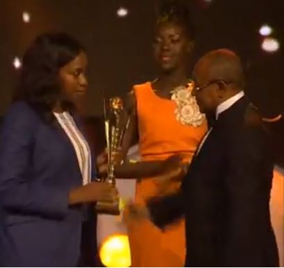 Arret sur image: Clar Weah recevant le Platinum Award de son mari, Geoges Weah!