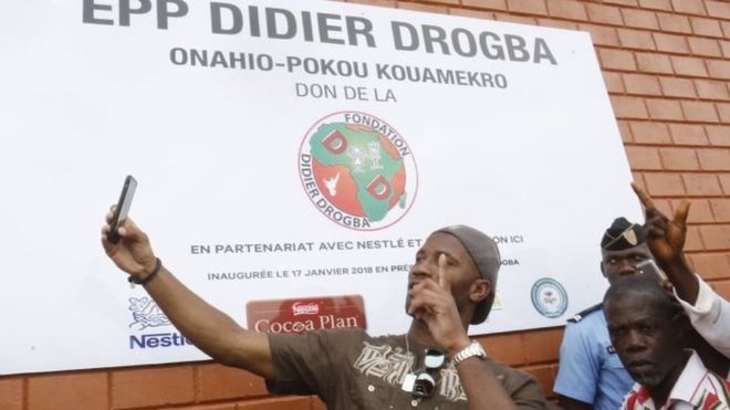 Arrêt sur image: Le selfie de Drogba devant l’école qu’il a construit dans un village ivoirien