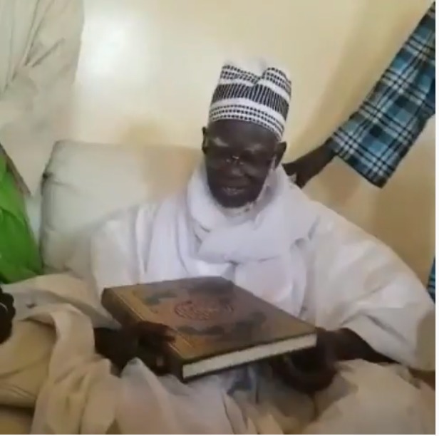 Vidéo : Kara Mbodj offre un … au nouveau Khalife des Mourides
