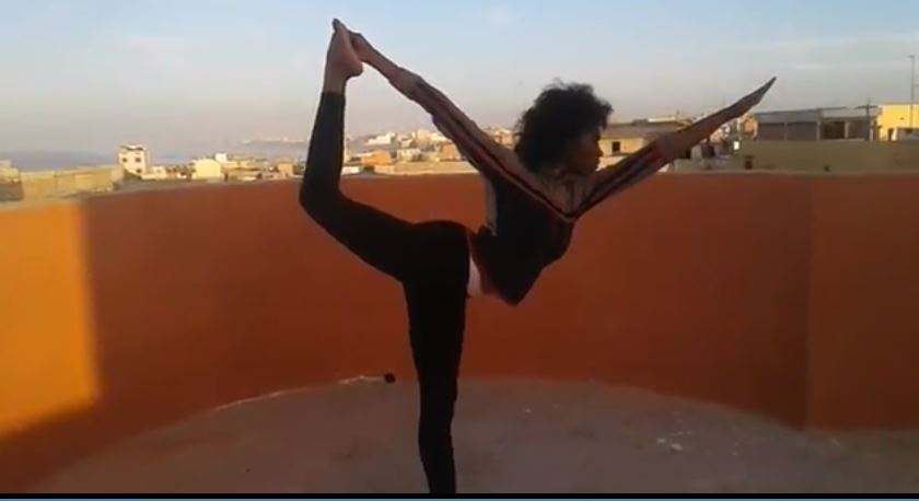 Vidéo: Miss Yoga dans une magnifique posture…