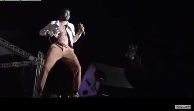 Vidéo: Waly Seck enflamme la ville de Thiès, les filles en transe…