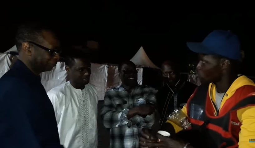 Vidéo – Youssou Ndour et le vendeur de café