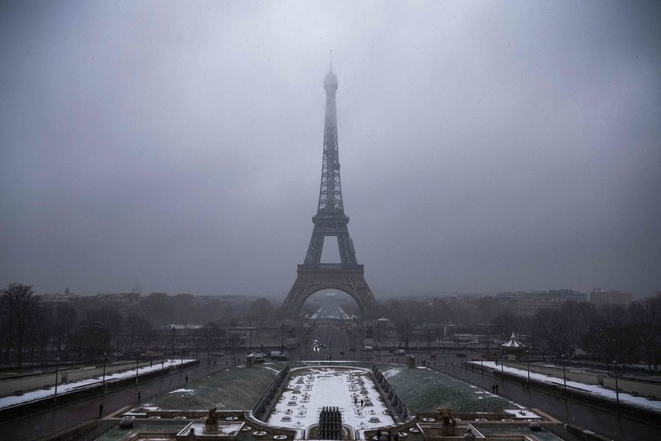Paris: La neige force la fermeture de la tour Eiffel