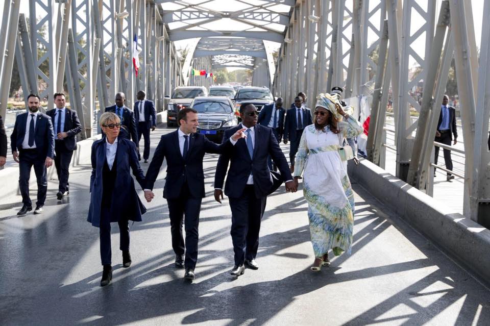 (Photos) Saint-Louis: Les couples présidentiels Macron et Sall traversent main dans la main le pont de la veille ville à pieds