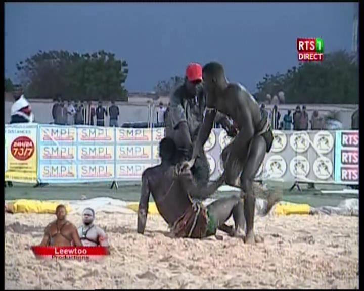 Vidéo-Lutte: Malaw terrasse Malick Niang