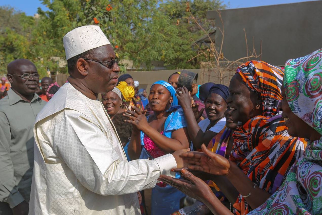 (04 photos) En route pour l’inauguration du tronçon Fatick-Kaolack, Macky Sall fait escale à Popenguine pour un bain de foule