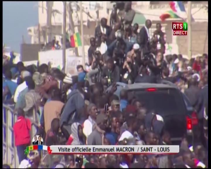 Vidéo – Saint – Louis: Macky Sall et Macron chaleureusement accueillis par une foule immense – Regardez