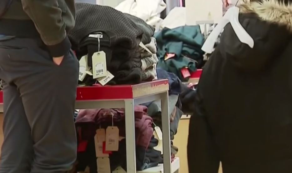 Vidéo: La marque de vêtements « Celio » suscite la colère en déchirant des vêtements invendus par ce froid