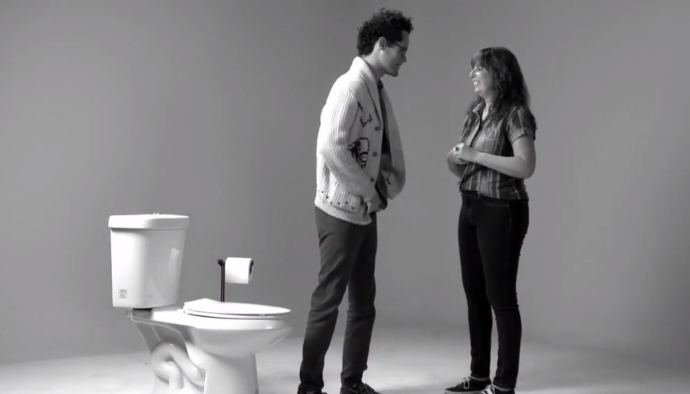 Vidéo: Leur folie, faire leurs besoins naturels devant des inconnus – Regardez.