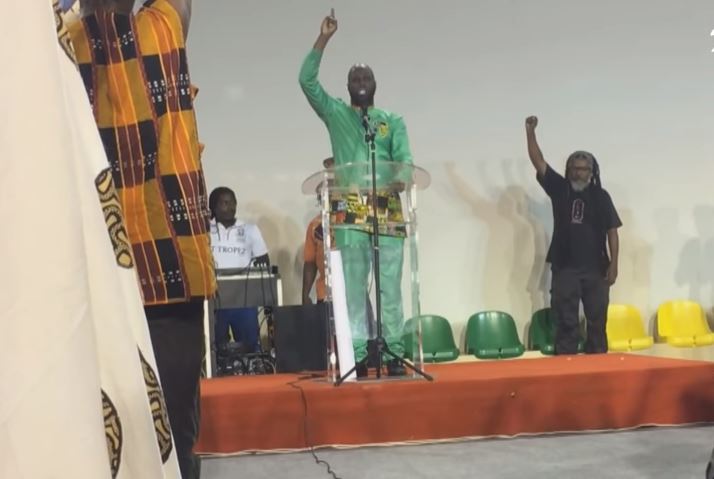 Vidéo: Kémi Seba s’amuse à irriter les renseignements généraux guadeloupéens – Regardez.
