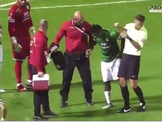 Vidéo: Il lance une bouteille au visage d’un arbitre avant d’aller lui faire un câlin – Regardez.