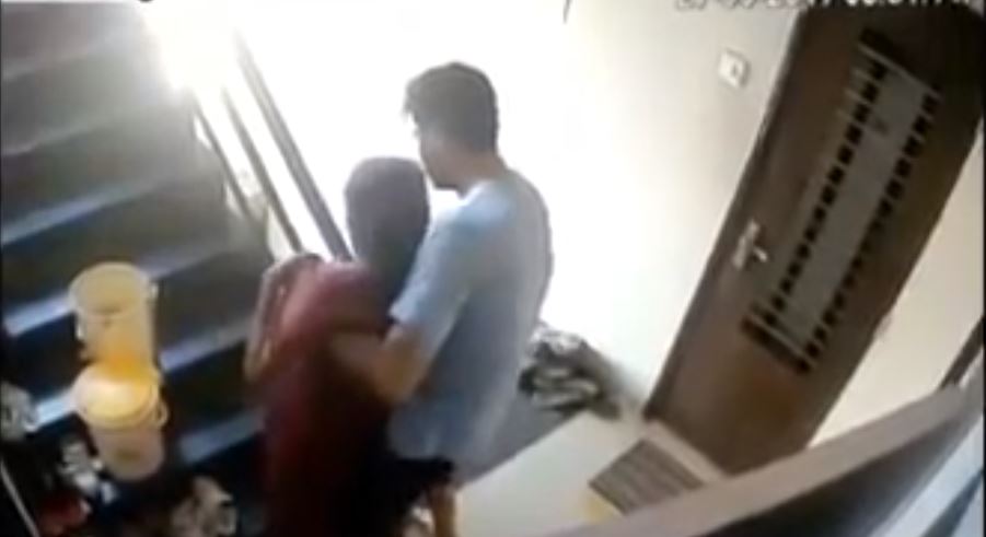 Vidéo – Horrible: Fatigué de s’occuper de sa mère malade, cet homme décide de faire une chose complètement inhumaine