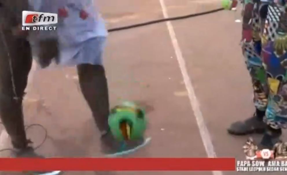 Vidéo: Ama Baldé et son ballon de football – Regardez.